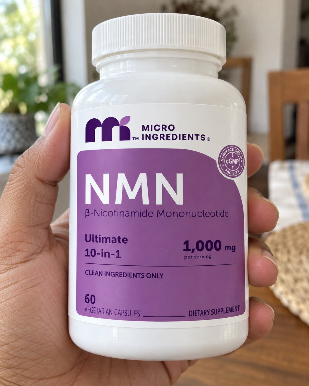 nmn suplemento en la mano