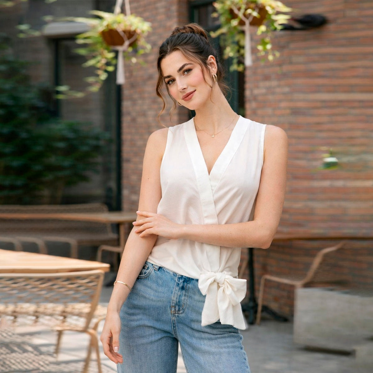 Blusa Sin Manga Con Nudo Al Costado
