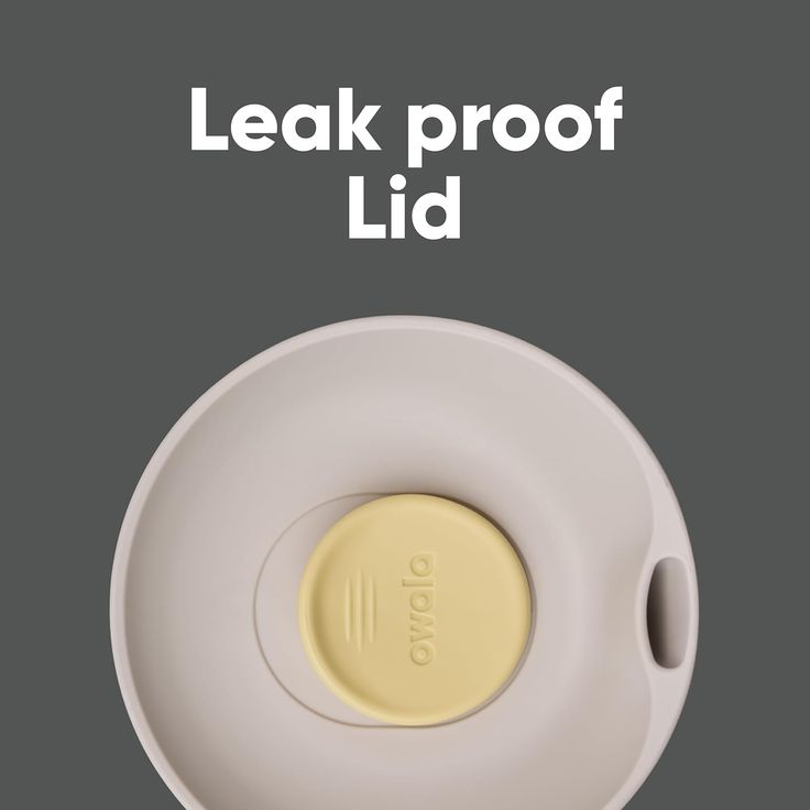 ​Vista superior en primer plano de la tapa de un vaso térmico Owala SmoothSip en color crema claro. En el centro resalta un disco de sellado de silicona en color amarillo pálido con el logotipo de Owala grabado. En la parte superior de la imagen se lee el texto en inglés "Leak proof Lid" en letras blancas sobre un fondo gris oscuro.