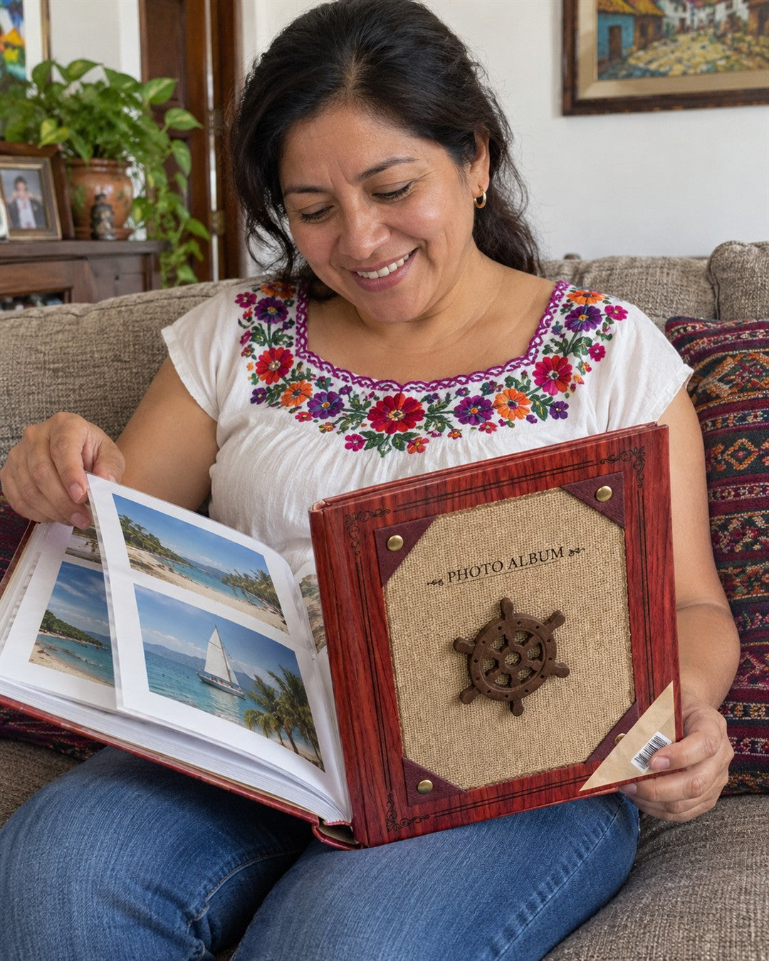 Álbum de fotos de tapa dura para 200 fotos con temática náutica: portada con acabado imitación madera caoba rojiza y marco decorativo, panel central de tela tipo yute color arena con un timón de barco de madera oscura en la rutina diaria