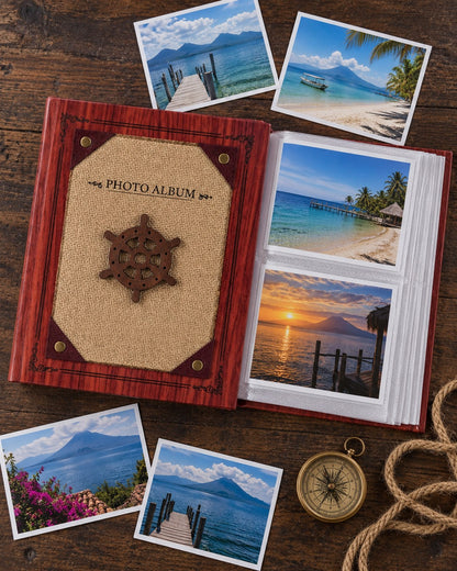 Álbum de fotos de tapa dura para 200 fotos con temática náutica: portada con acabado imitación madera caoba rojiza y marco decorativo, panel central de tela tipo yute color arena con un timón de barco de madera oscura con sus ingredientes