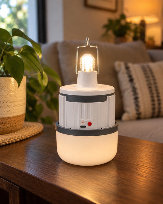 Bombillo LED recargable tipo farol con gancho: cuerpo cilíndrico blanco acanalado con una banda gris oscura ancha en la parte superior foto del envase