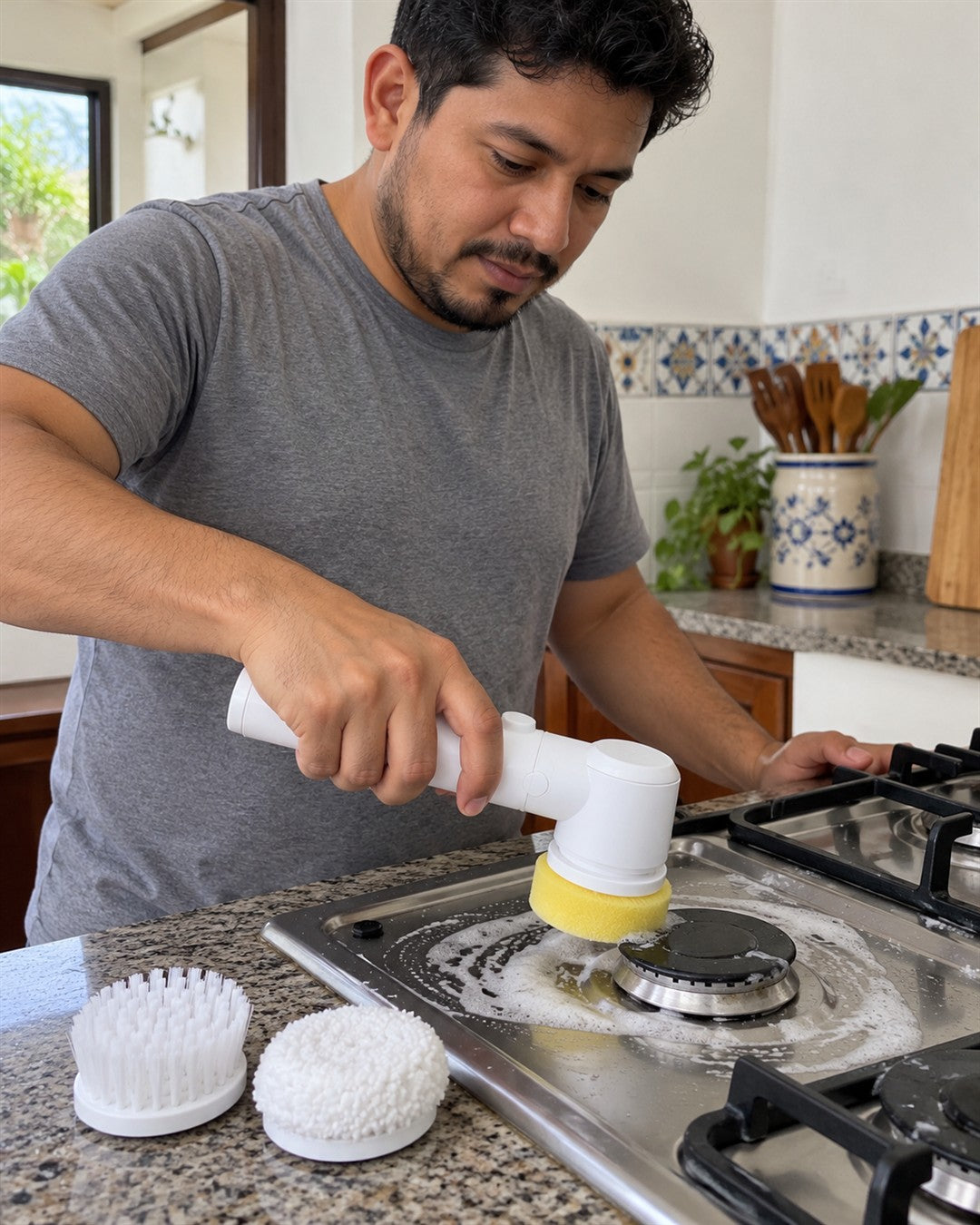 Cepillo eléctrico de limpieza 3 en 1, inalámbrico: mango cilíndrico blanco liso con un pequeño botón redondo blanco en el costado, cabezal redondo blanco giratorio en la parte superior con un cabezal intercambiable puesto; incluye 3 cabezales, cada uno sobre una base circular blanca: esponja amarilla gruesa y redonda, cepillo de cerdas blancas y almohadilla blanca de microfibra rizada. Todo blanco con amarillo; sin textos, logos ni infografías. en la rutina diaria