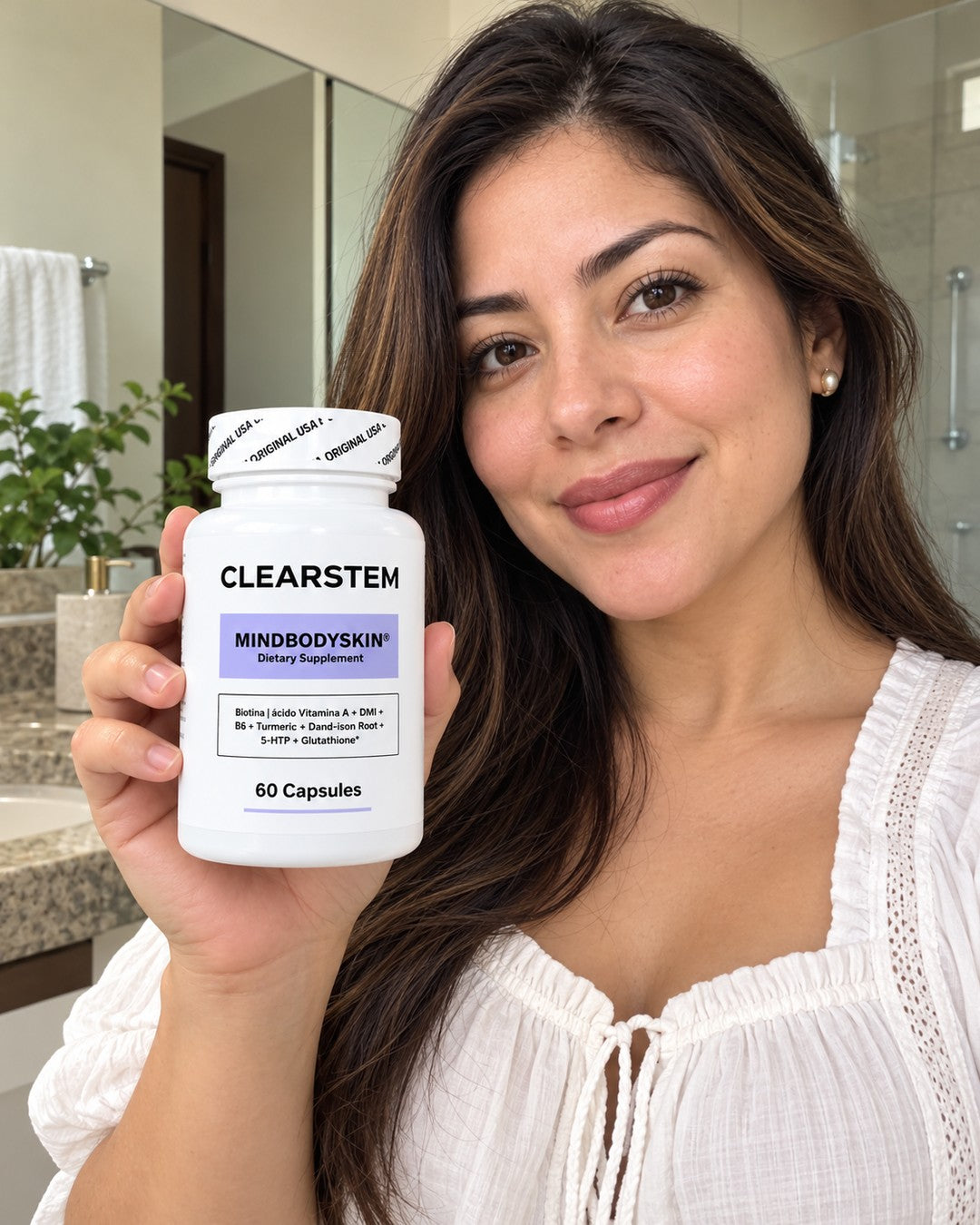 Clearstem MindBodySkin 60 Cápsulas en la mano