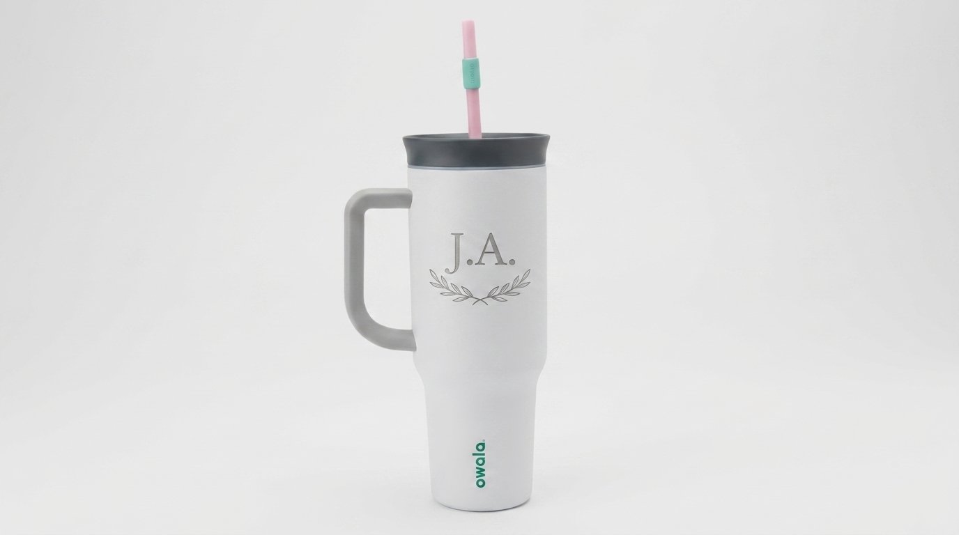 Grabado láser de monograma J.A. con laurel en termo blanco — render de referencia