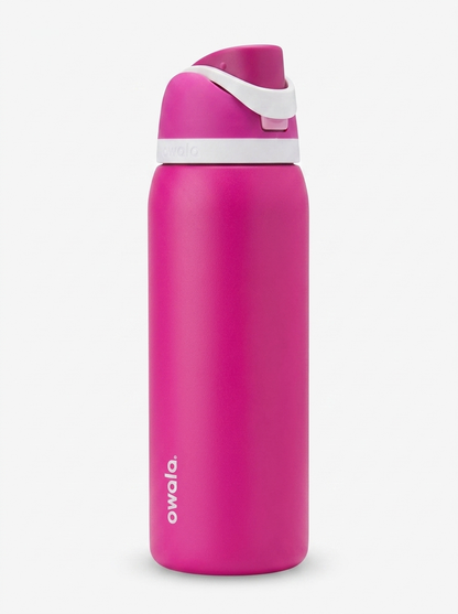 Botella térmica Owala FreeSip de 32 onzas en color fucsia vibrante. Tapa en tonos fucsia y blanco con boquilla FreeSip. Cuerpo de acero inoxidable con aislamiento al vacío de doble pared.