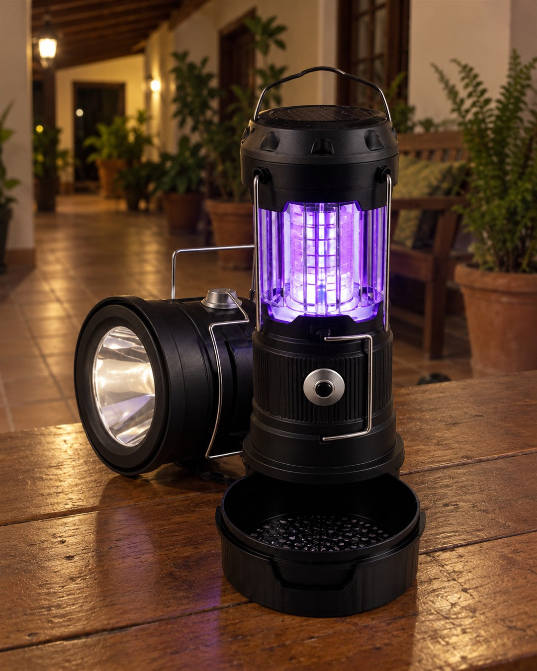 farol atrapa mosquitos UV con linterna en su lugar de uso