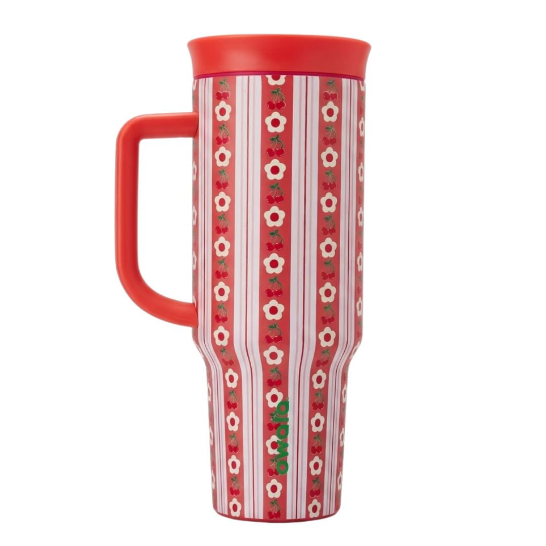 Vaso térmico Owala de 40 onzas con un patrón de rayas verticales rojas y blancas. Las franjas decoradas incluyen pequeñas cerezas rojas y flores blancas con centro naranja. El vaso tiene un asa roja vibrante, tapa a juego y logotipo de Owala en verde sobre una de las franjas.