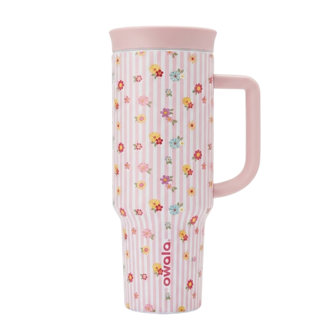 Vaso térmico Owala de 40 onzas con un patrón de rayas verticales en rosa pastel y blanco. El diseño está decorado con pequeñas flores silvestres en tonos amarillo, rojo y morado. Incluye una tapa y asa en rosa sólido a juego, y el logotipo de Owala en vertical en color fucsia.