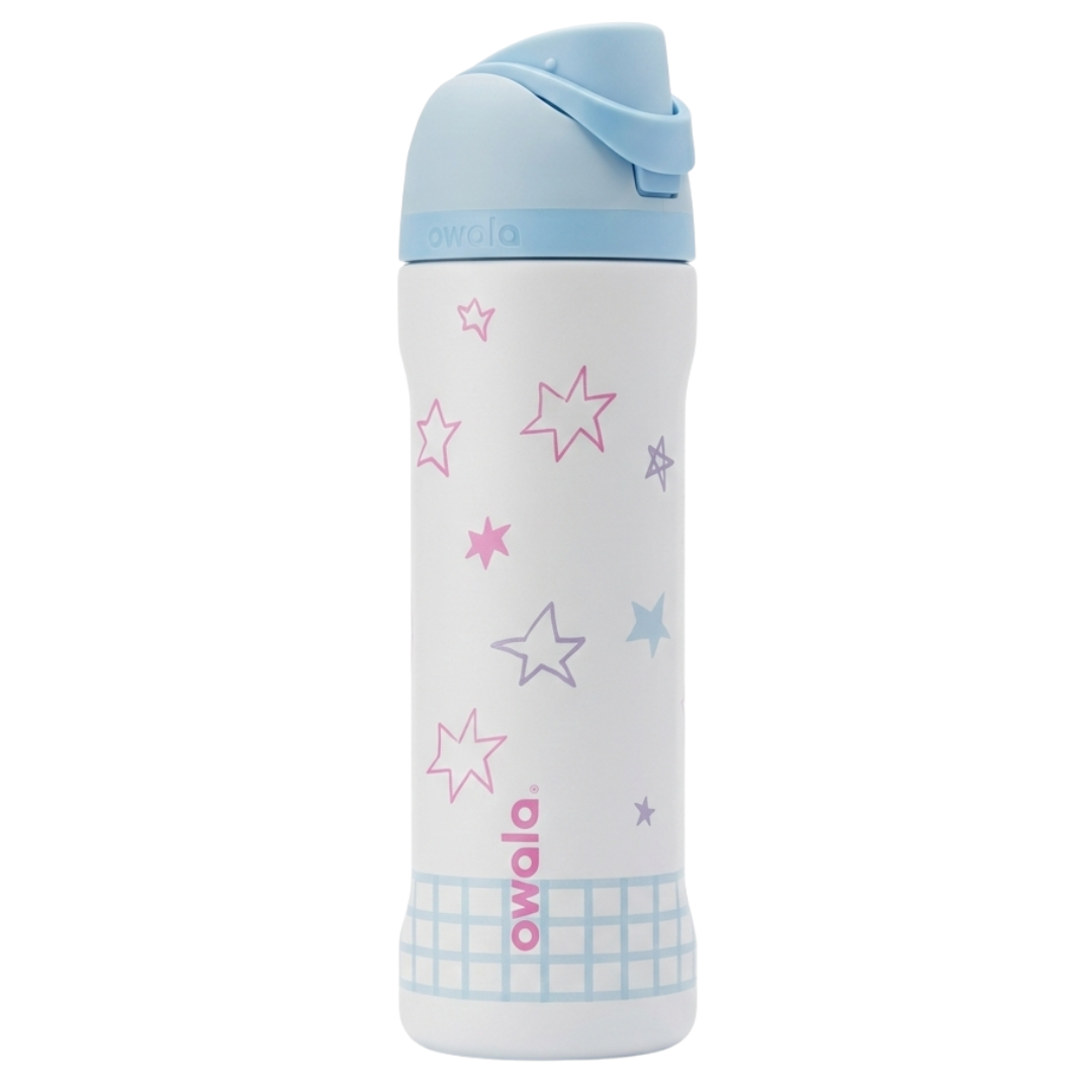 Botella térmica Owala FreeSip de 24 onzas en color blanco con un diseño de estrellas de diferentes tamaños en tonos pastel (rosa, lila y azul) y una franja de cuadrícula celeste en la base. La tapa es de color azul claro uniforme.