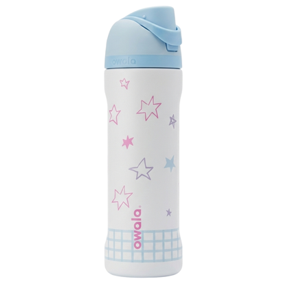 Botella térmica Owala FreeSip de 24 onzas en color blanco con un diseño de estrellas de diferentes tamaños en tonos pastel (rosa, lila y azul) y una franja de cuadrícula celeste en la base. La tapa es de color azul claro uniforme.