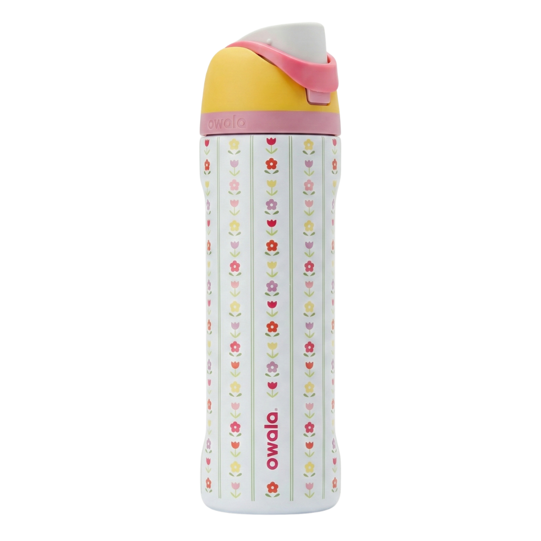 Botella térmica Owala FreeSip de 24 onzas con fondo blanco y diseño de franjas verticales verdes delgadas, decoradas con filas de flores de colores (rojo, amarillo, lila).La tapa es tricolor en amarillo, rosa y crema. Cuenta con el sistema de boquilla doble FreeSip, botón de apertura rápida y asa de transporte con bloqueo.