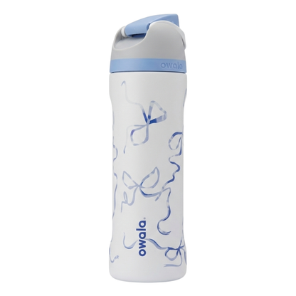 Botella térmica Owala FreeSip de 24 onzas en color blanco con un patrón de moños azules.