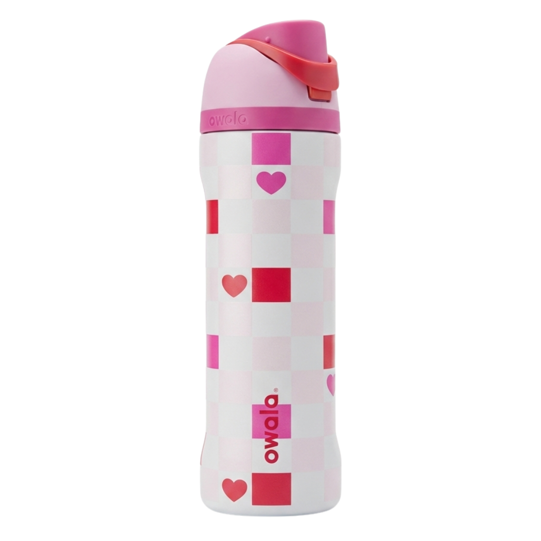 Botella térmica Owala FreeSip de 24 onzas con un diseño de patrón de tablero de ajedrez en rosa claro y blanco.La tapa es tricolor en rosa claro, fucsia y rojo. Cuenta con el sistema de boquilla doble FreeSip, botón de apertura rápida y asa de transporte con bloqueo