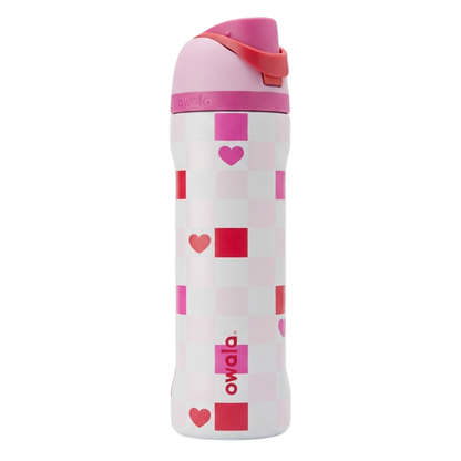 Botella térmica Owala FreeSip de 24 onzas con un diseño de patrón de tablero de ajedrez en rosa claro y blanco.La tapa es tricolor en rosa claro, fucsia y rojo. Cuenta con el sistema de boquilla doble FreeSip, botón de apertura rápida y asa de transporte con bloqueo
