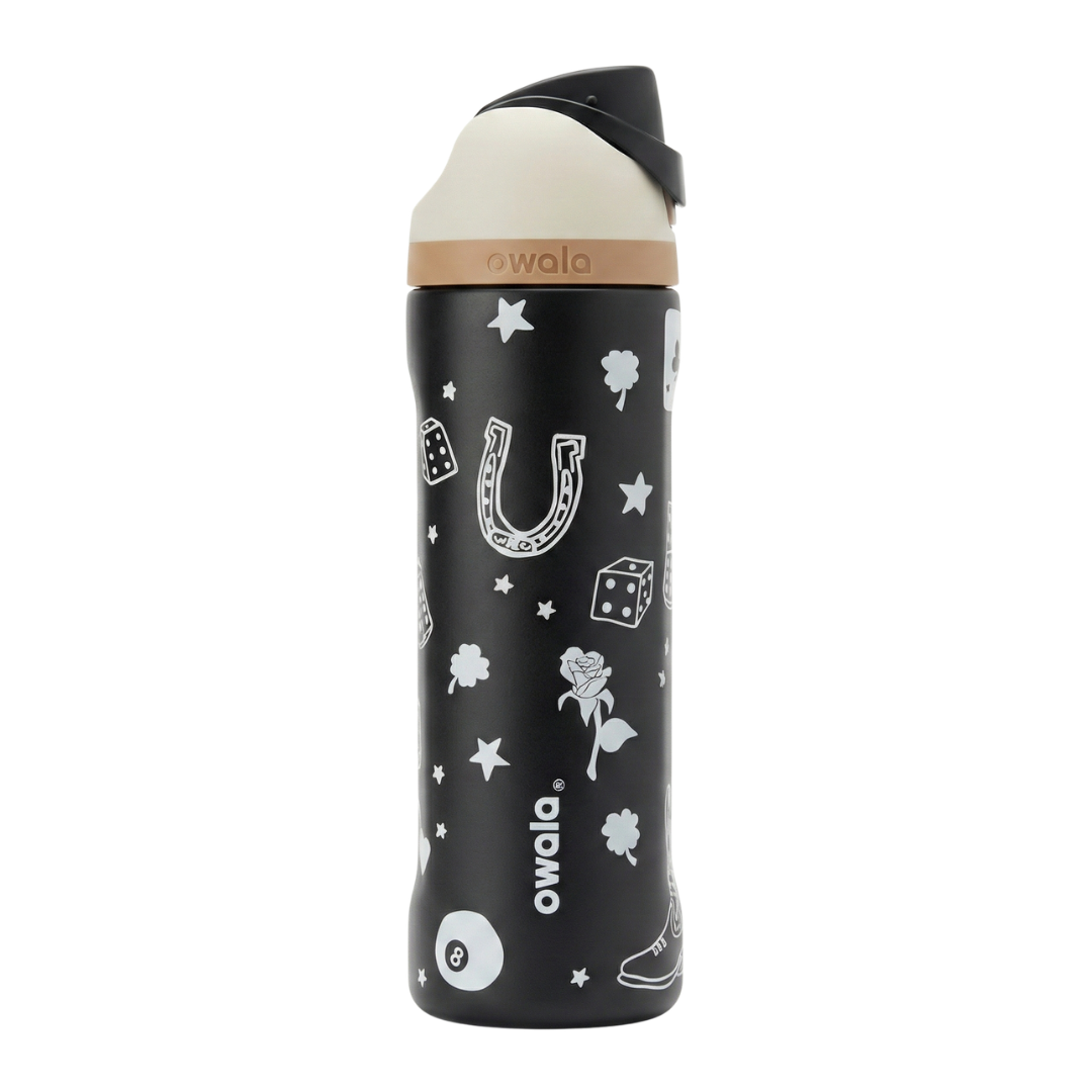 Botella térmica Owala FreeSip de 24 onzas en color negro mate con gráficos de temática vaquera (herradura, dados, rosa y estrellas) en color blanco.
