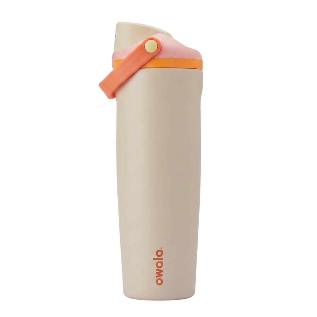 Botella térmica Owala FreeSip de 30 onzas con cuerpo en color beige. La tapa presenta una combinación de colores cálidos: base en naranja vibrante, cuerpo de la tapa en rosa suave y el asa de seguridad en un tono naranja melocotón.