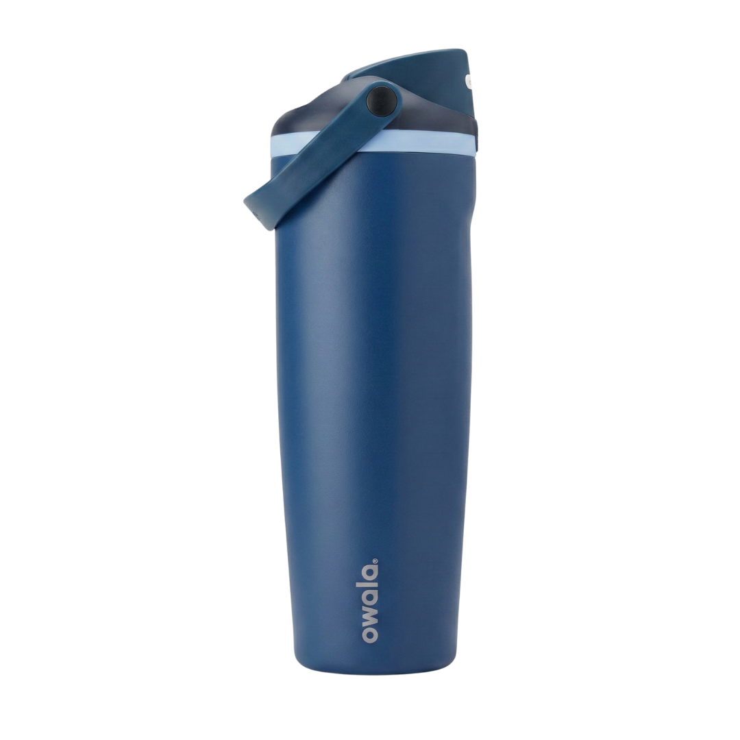 Botella térmica Owala FreeSip de 30 onzas en color azul marino mate (Denim). La tapa tiene una combinación de tres tonos de azul: base en azul claro (celeste), cuerpo de la tapa en azul marino y el asa de seguridad en azul noche. El logotipo de Owala aparece en la parte inferior en color gris claro. Incluye la boquilla doble patentada FreeSip.