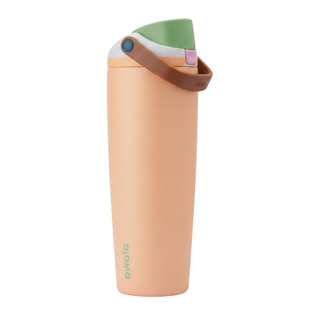 Botella térmica Owala FreeSip de 30 onzas con cuerpo en color durazno mate. La tapa presenta una combinación de colores única: base blanca, cuerpo de la tapa en color durazno y verde, asa de transporte en color café y un botón rosado para la apertura. Incluye el sistema de boquilla doble FreeSip.