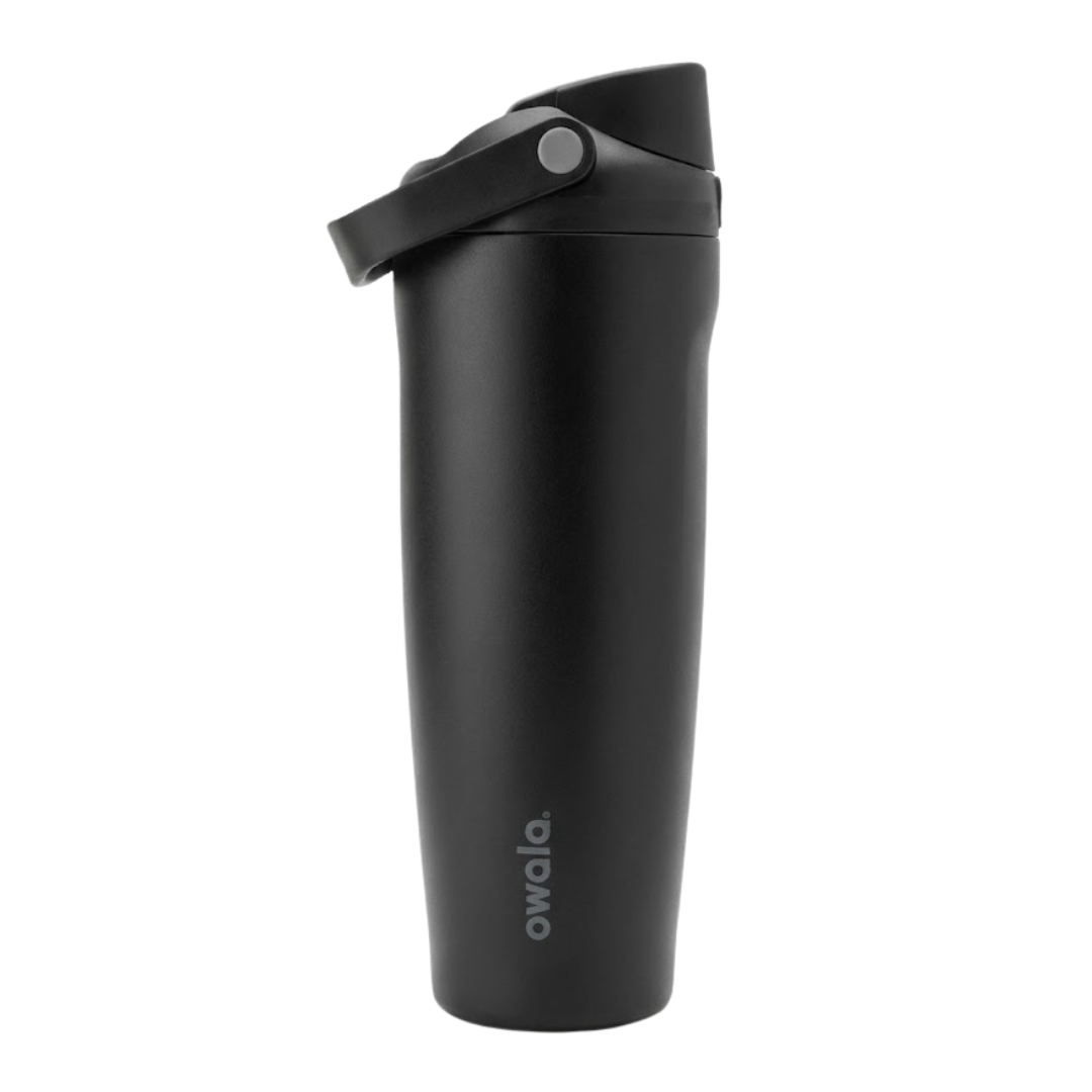 Botella térmica Owala FreeSip de 30 onzas en color negro mate. Diseño minimalista de gran capacidad con logotipo de la marca en un tono gris oscuro casi imperceptible. La tapa es completamente negra con sistema de apertura de botón y asa de transporte integrada