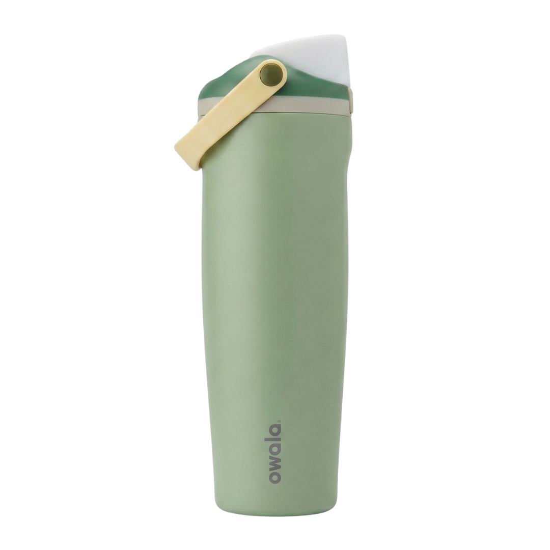 Botella térmica Owala FreeSip de 30 onzas con cuerpo en color verde musgo suave mate. La tapa combina tonos naturales: base en gris claro, cuerpo de la tapa en verde pino oscuro, botón blanco y el asa de transporte en un tono crema amarillento.