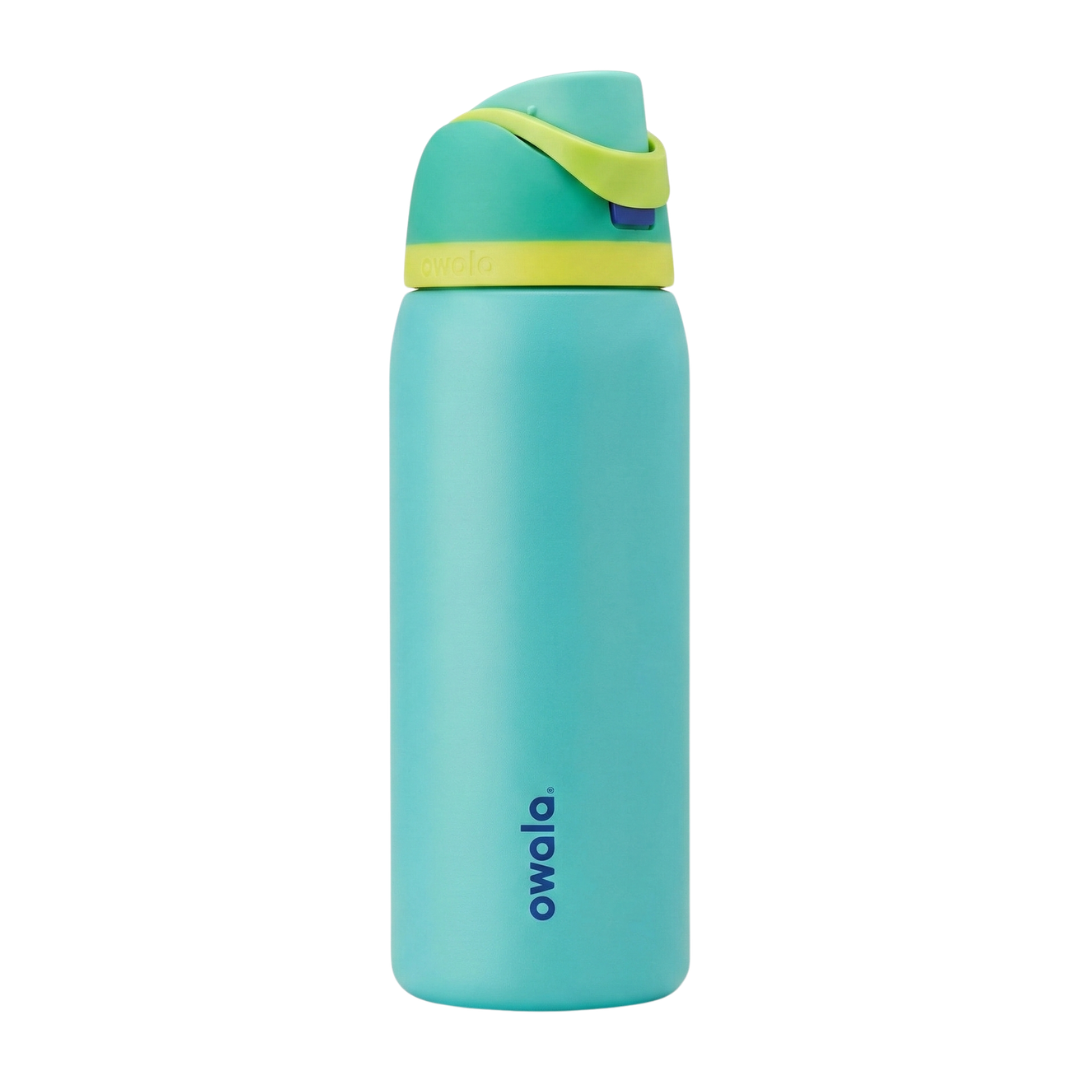 Botella térmica Owala FreeSip de 32 onzas en color acua. La tapa presenta una combinación tropical: cuerpo de la tapa en color acua, base en verde limón neón y el asa de transporte en el mismo tono verde. El logotipo de Owala destaca en la parte inferior en color azul marino.
