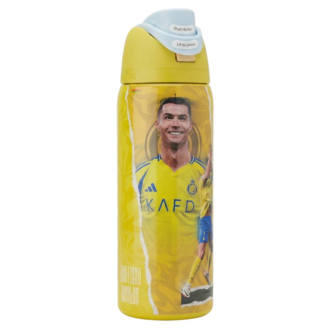 Botella térmica Owala FreeSip de 32 onzas en color amarillo vibrante con diseño conmemorativo de Cristiano Ronaldo en el club Al-Nassr. Incluye una imagen central del jugador sonriendo con la equipación amarilla y azul, y una silueta lateral celebrando. La tapa es bicolor en amarillo y celeste con botones de seguridad.