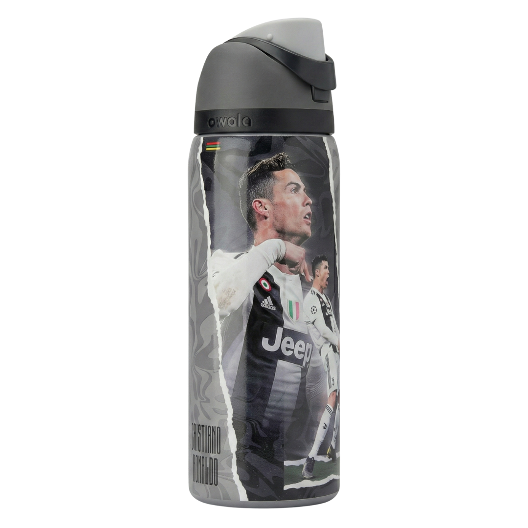 Botella térmica Owala FreeSip de 32 onzas en color gris oscuro con diseño conmemorativo de Cristiano Ronaldo en la Juventus. Presenta al jugador con el icónico uniforme de rayas blancas y negras y el logo de Jeep. La tapa es en tonos escala de grises (negro y gris claro). Incluye la boquilla doble FreeSip y asa de transporte.