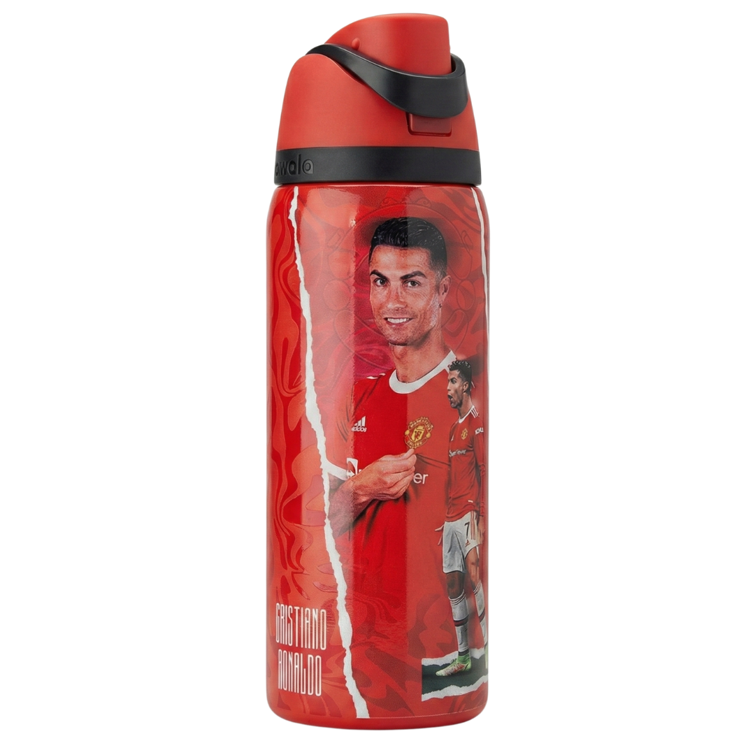Botella térmica Owala FreeSip de 32 onzas en color rojo intenso con diseño conmemorativo de Cristiano Ronaldo en el Manchester United. Se observa al jugador señalando el escudo del club en su icónica camiseta roja. La tapa es de color rojo sólido con el asa de seguridad y el botón en color negro mate. Incluye boquilla doble FreeSip.