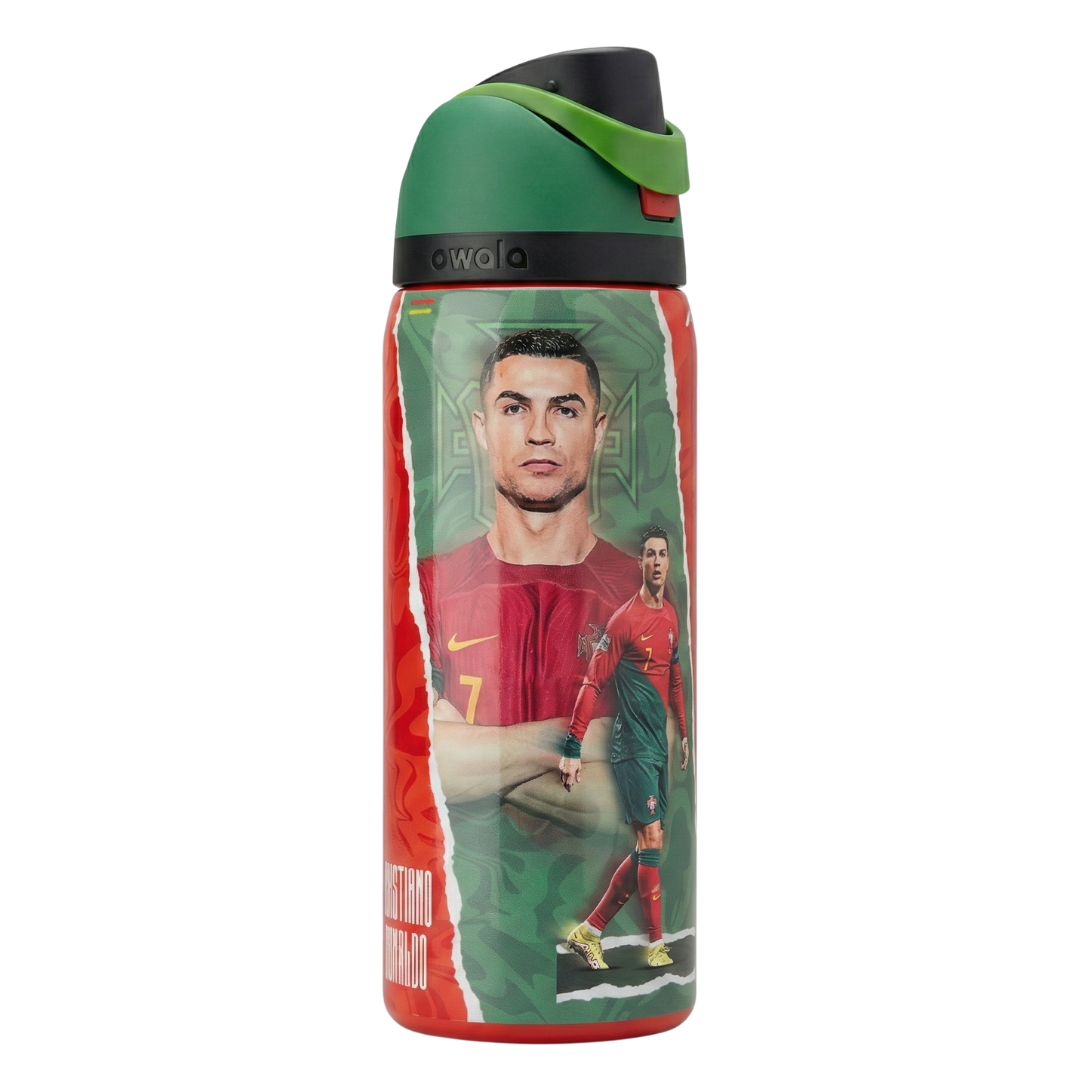 Botella térmica Owala FreeSip de 32 onzas con diseño patriótico de Cristiano Ronaldo con la Selección de Portugal. El cuerpo combina el rojo y verde de la bandera con el escudo nacional de fondo. La tapa es de color verde oscuro con el asa de seguridad en un tono verde más claro y detalles en negro. Incluye boquilla doble FreeSip y seguro de bloqueo.