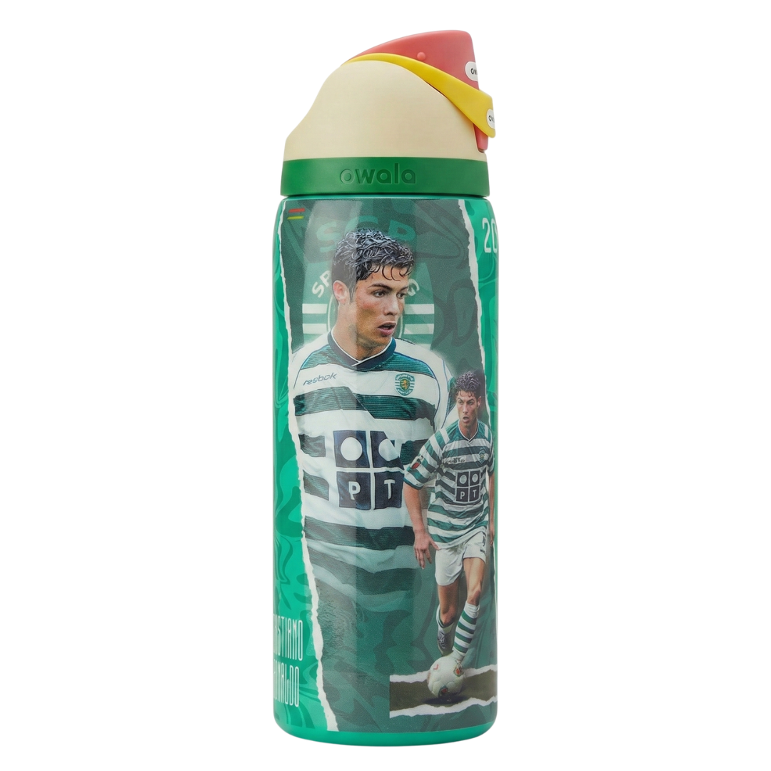 Botella térmica Owala FreeSip de 32 onzas en color verde con diseño conmemorativo de Cristiano Ronaldo en su etapa con el Sporting de Lisboa. Presenta imágenes del jugador con el uniforme clásico de rayas verdes y blancas. La tapa es multicolor con detalles en crema, amarillo y rojo. Incluye boquilla doble FreeSip con seguro de bloqueo.