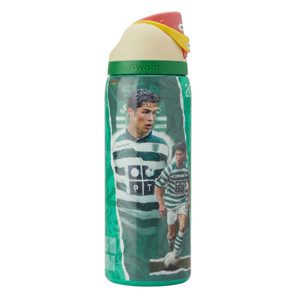 Botella térmica Owala FreeSip de 32 onzas en color verde con diseño conmemorativo de Cristiano Ronaldo en su etapa con el Sporting de Lisboa. Presenta imágenes del jugador con el uniforme clásico de rayas verdes y blancas. La tapa es multicolor con detalles en crema, amarillo y rojo. Incluye boquilla doble FreeSip con seguro de bloqueo.