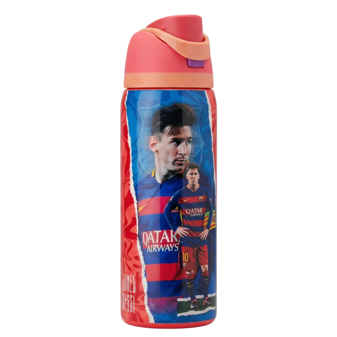 Botella térmica Owala FreeSip de 32 onzas con diseño conmemorativo de Lionel Messi en el FC Barcelona. Presenta al jugador con la icónica camiseta azulgrana de rayas verticales y el patrocinio de Qatar Airways. La tapa es de color coral y asa naranja claro y un botón púrpura. Incluye boquilla doble FreeSip y aislamiento de acero inoxidable.