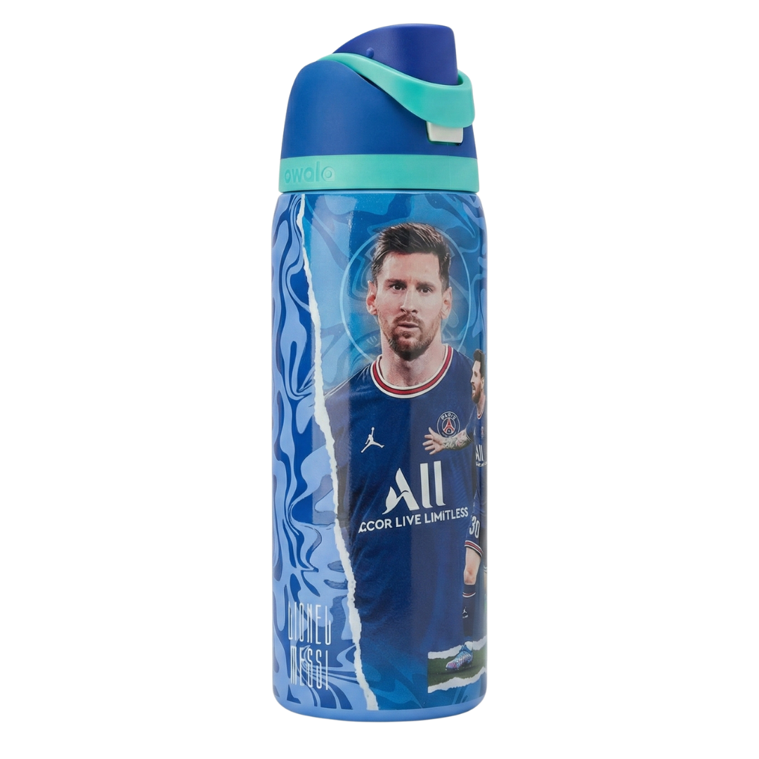 Botella térmica Owala FreeSip de 32 onzas en color azul con diseño conmemorativo de Lionel Messi en el PSG. Presenta al jugador con el uniforme oficial azul marino del equipo y el patrocinio de "All". La tapa es tricolor en azul oscuro, azul rey y verde menta. Incluye boquilla doble FreeSip y asa de transporte.