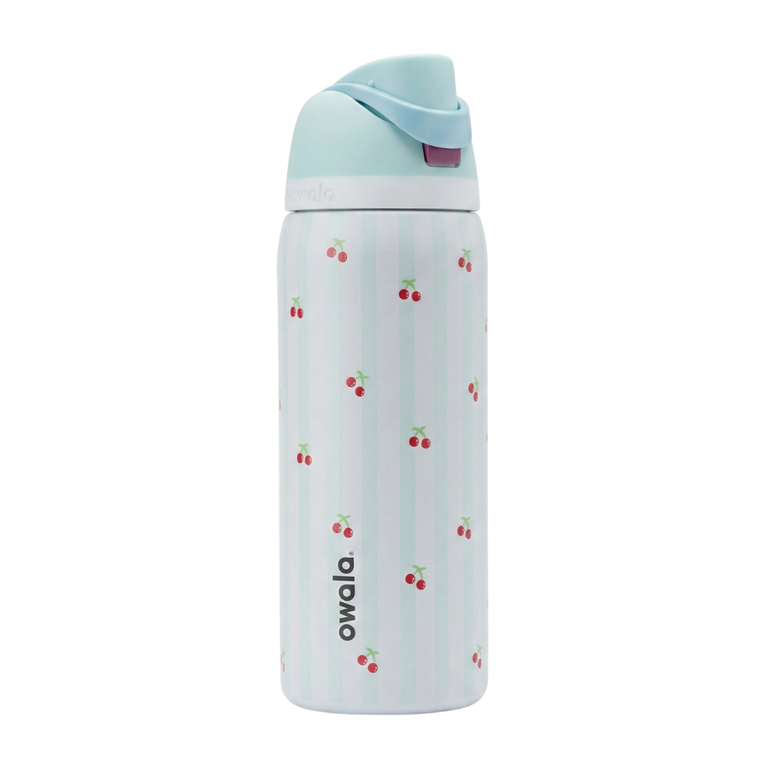 Botella térmica Owala FreeSip de 32 onzas con diseño de rayas verticales celestes y blancas decoradas con pequeñas cerezas rojas.