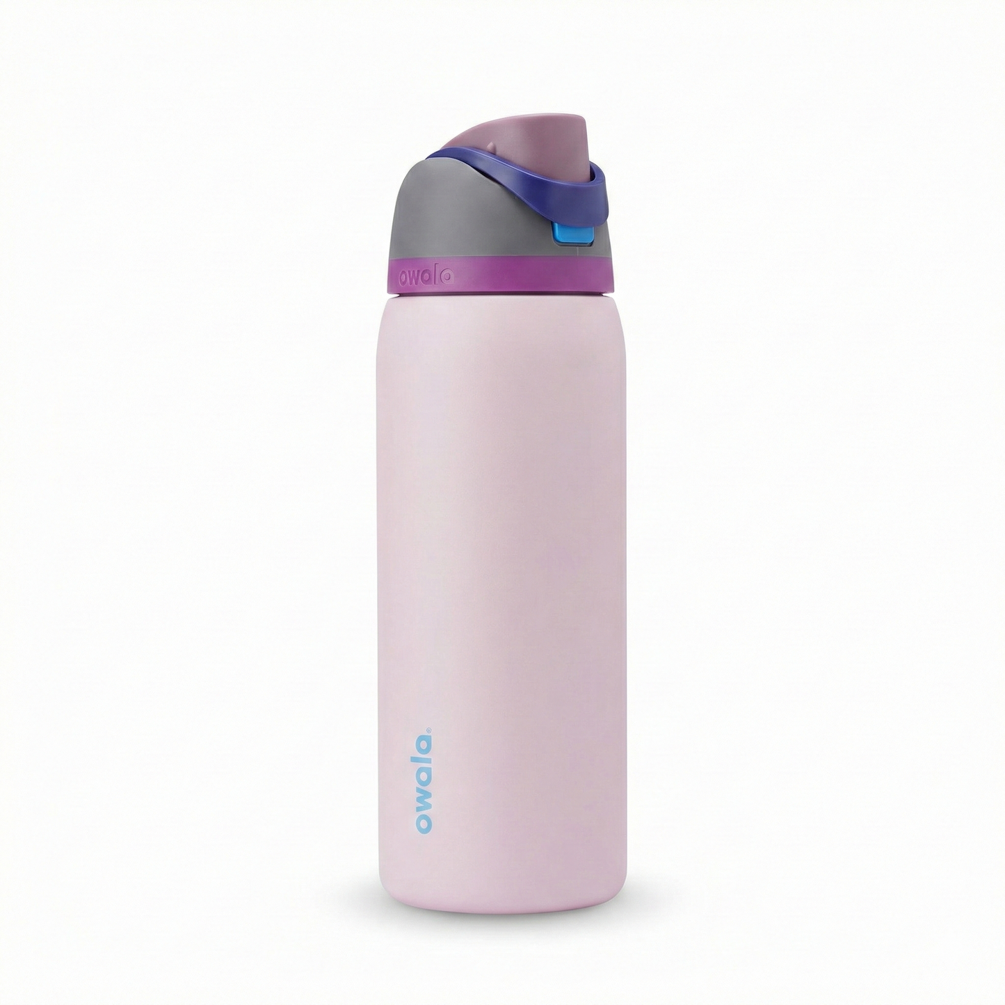 Botella térmica Owala FreeSip de 32 onzas con cuerpo en color rosado pastel. La tapa presenta una combinación armoniosa: base en color morado vibrante, cuerpo de la tapa en gris oscuro, botón en color azul cielo y el asa de seguridad en azul marino. El logotipo de Owala destaca en la parte inferior en color azul claro.
