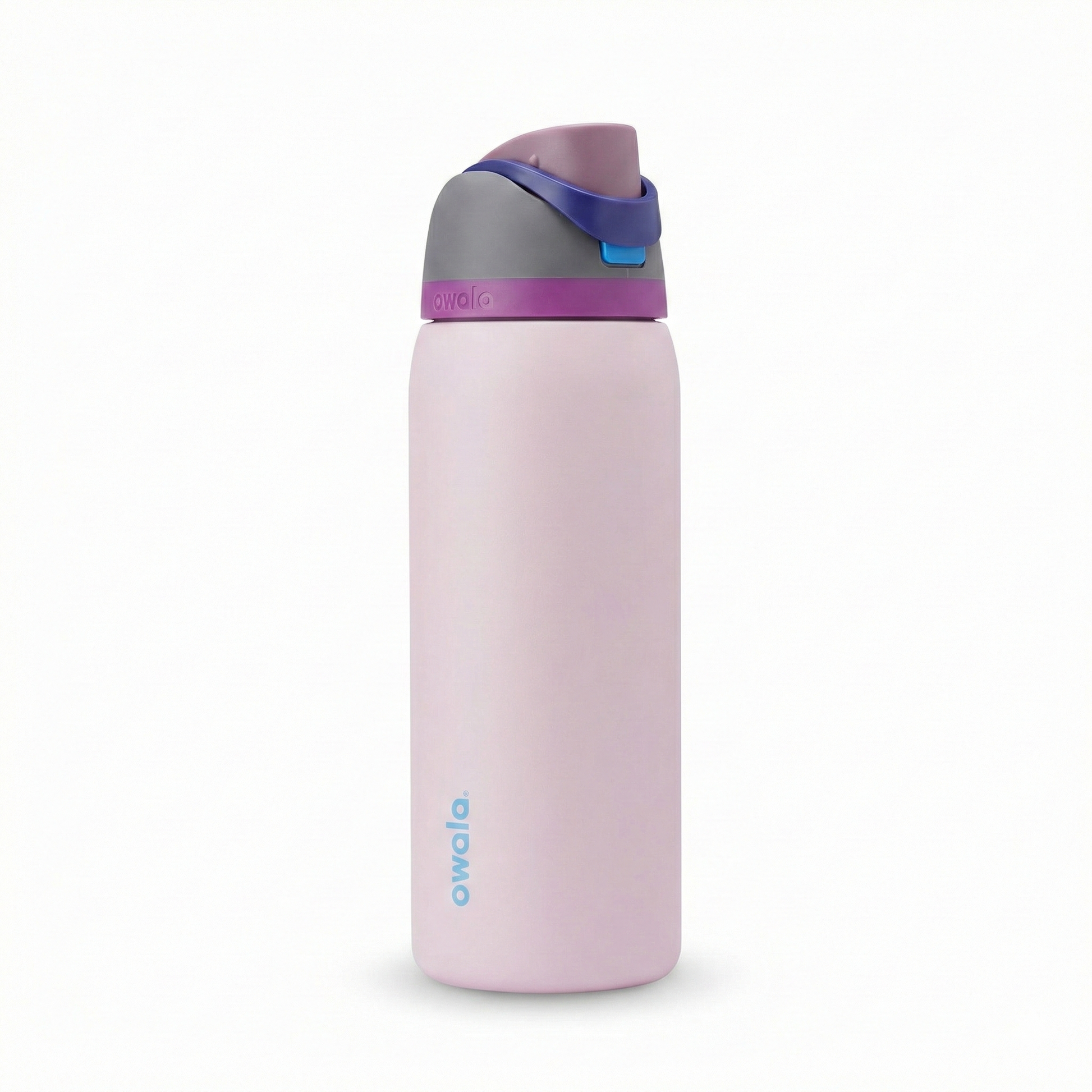Botella térmica Owala FreeSip de 32 onzas con cuerpo en color rosado pastel. La tapa presenta una combinación armoniosa: base en color morado vibrante, cuerpo de la tapa en gris oscuro, botón en color azul cielo y el asa de seguridad en azul marino. El logotipo de Owala destaca en la parte inferior en color azul claro.