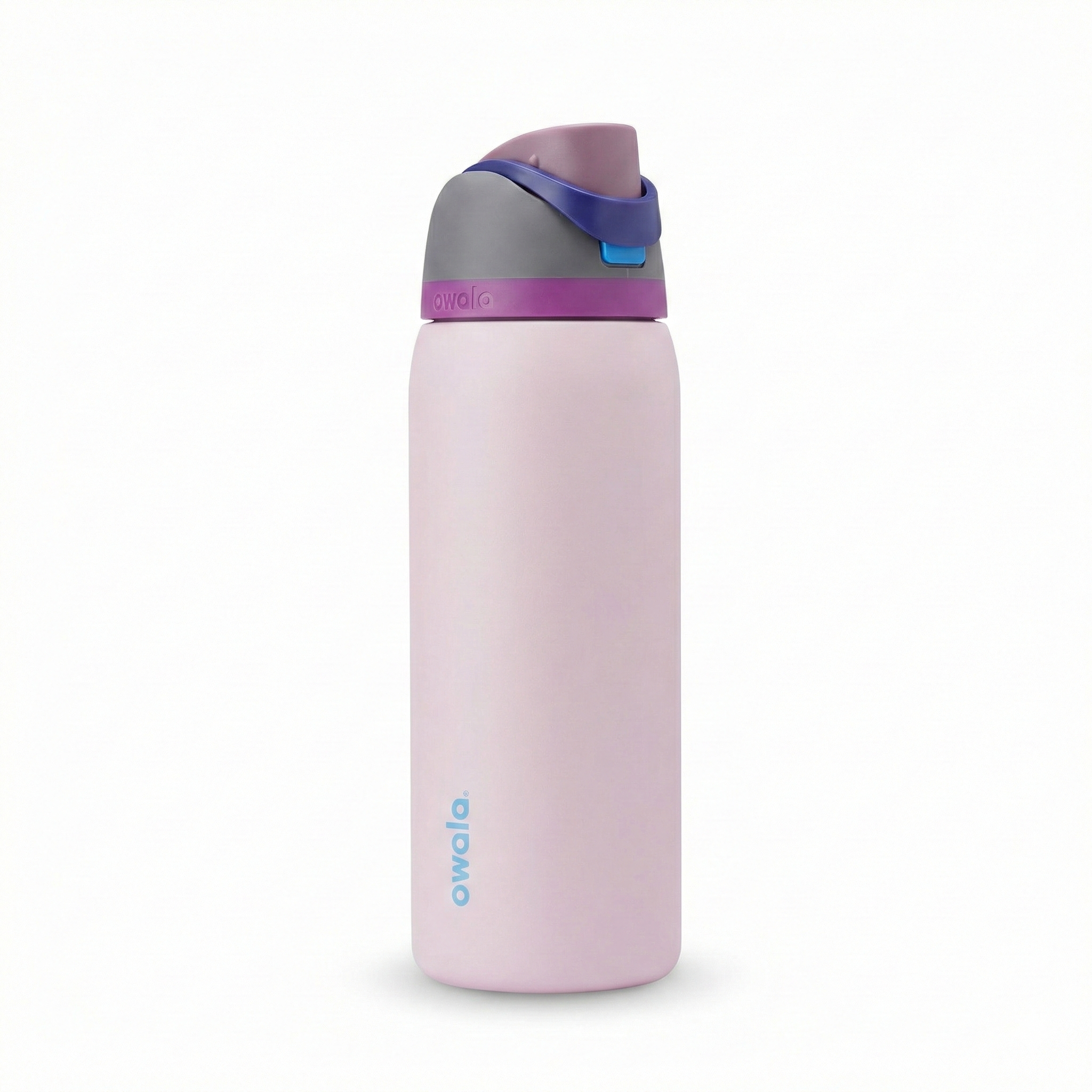 Botella térmica Owala FreeSip de 32 onzas con cuerpo en color rosado pastel. La tapa presenta una combinación armoniosa: base en color morado vibrante, cuerpo de la tapa en gris oscuro, botón en color azul cielo y el asa de seguridad en azul marino. El logotipo de Owala destaca en la parte inferior en color azul claro.