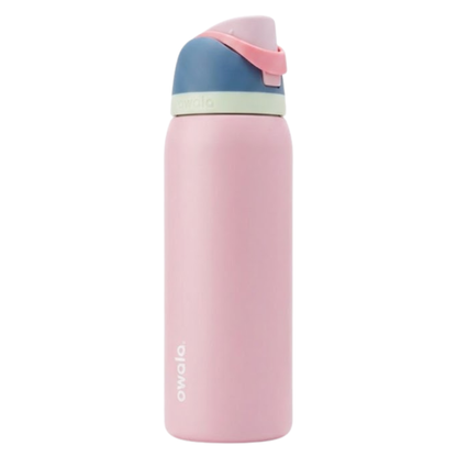Botella térmica Owala FreeSip de 32 onzas en color rosa pastel (Dreamy Field) con tapa multicolor en tonos azul, crema y un toque de rosa suave. Fabricada en acero inoxidable con boquilla FreeSip de doble función y argolla de transporte integrada.