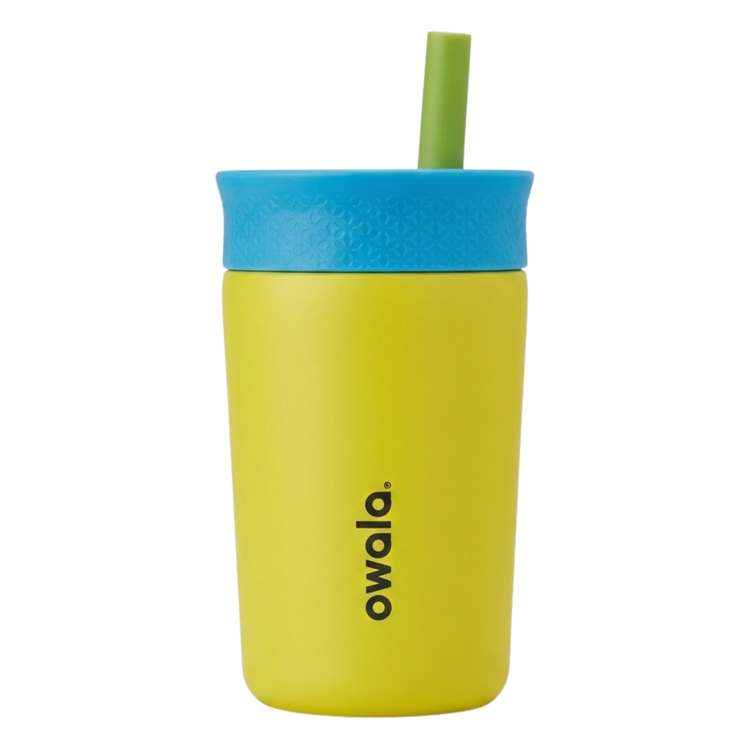 Vaso térmico infantil Owala FreeSip de 12 onzas en color amarillo mate. La tapa es de color celeste y un popote (pajilla) de silicona en color verde.