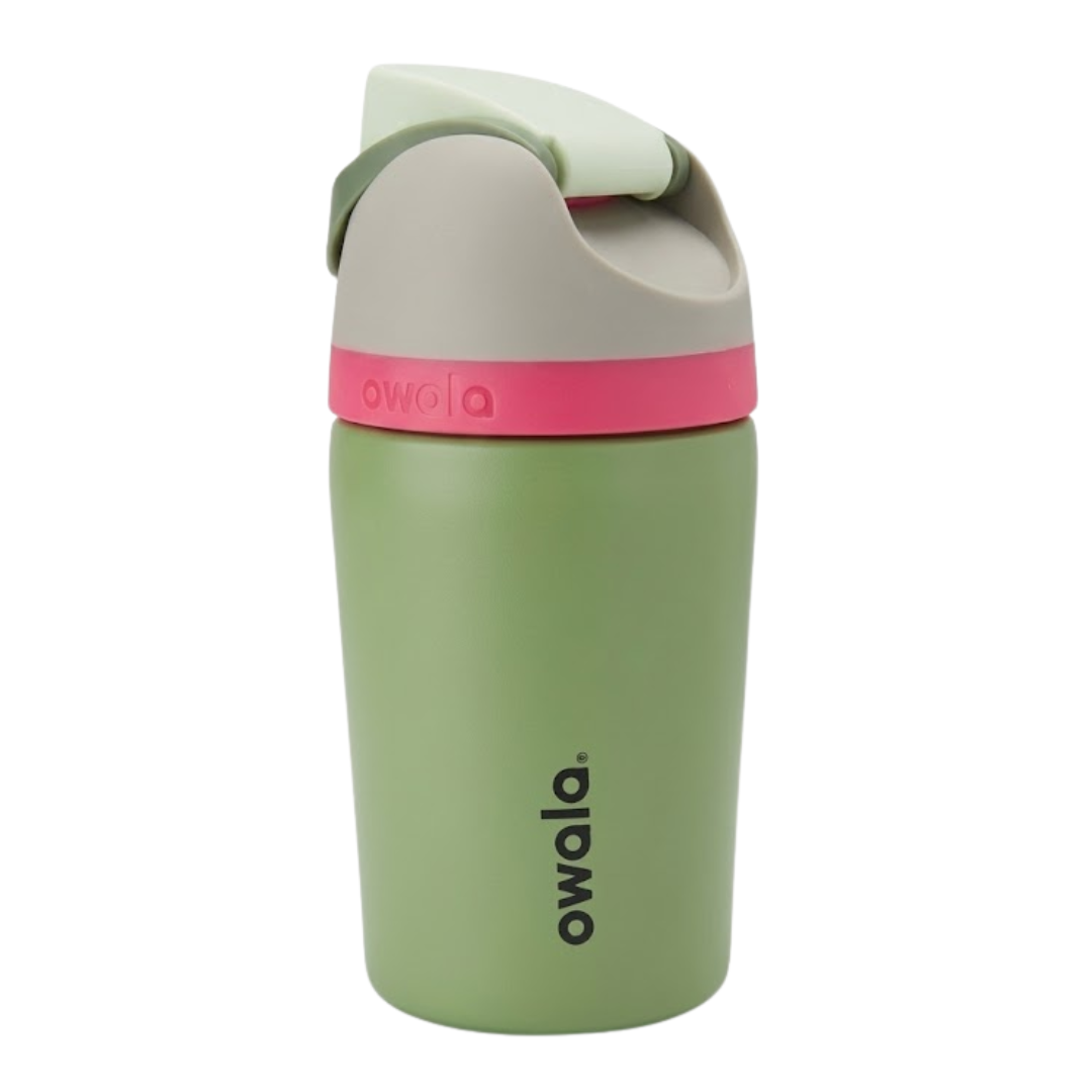 Botella térmica de 12 onzas para niños modelo Owala Kids FreeSip en color verde olivo mate (Neo Sage). La tapa tiene un asa de transporte verde, una banda en color salmón/coral y un botón turquesa. Cuerpo de acero inoxidable.