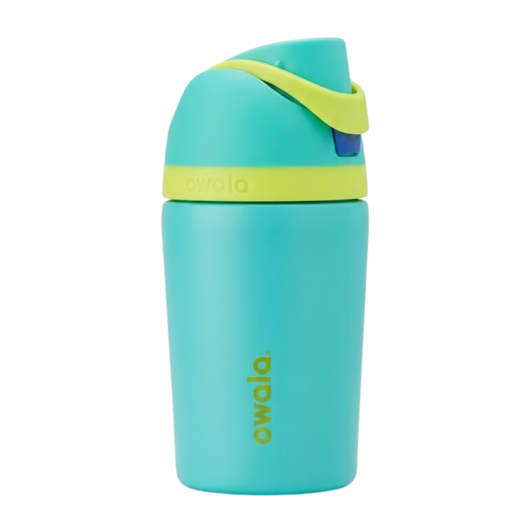 Botella térmica de 12 onzas para niños modelo Owala Kids FreeSip en color aqua claro mate (Poolside). La tapa es del mismo tono aqua con un asa y banda en color amarillo limón vibrante, y un botón de apertura azul fuerte. Logotipo de Owala en amarillo vertical.