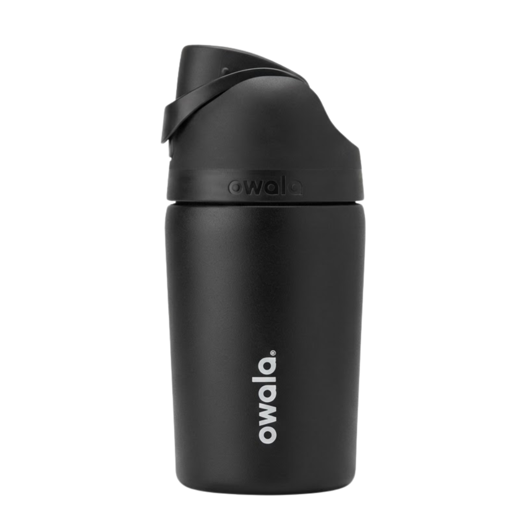 Botella térmica de 12 onzas para niños modelo Owala Kids FreeSip en color negro mate integral (Very Dark). La tapa, el asa de transporte y el botón de apertura son totalmente negros. Logotipo de Owala grabado en blanco vertical sobre el cuerpo negro.