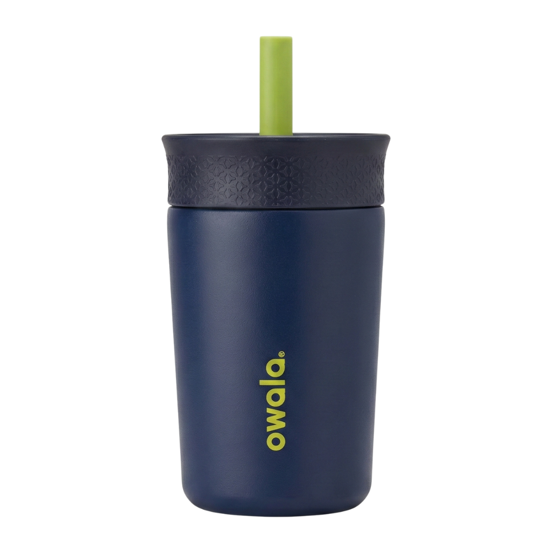 Vaso térmico infantil Owala de 12 onzas en color azul marino mate con el logotipo de la marca en verde lima. La tapa es de color azul oscuro con textura geométrica y cuenta con un popote (pajilla) de silicona en color verde lima vibrante.