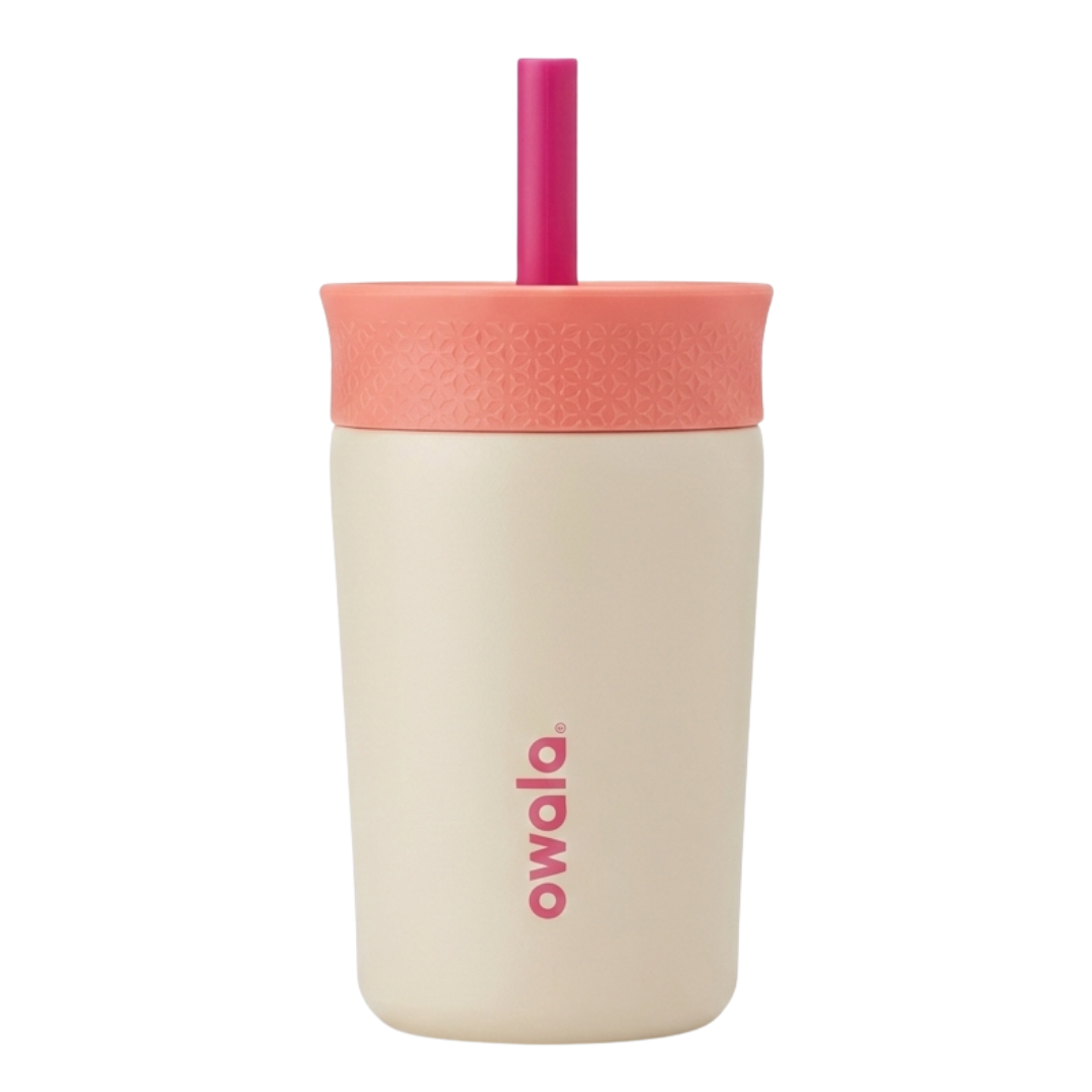 Vaso térmico infantil Owala de 12 onzas con cuerpo en color beige. La tapa es de color coral con textura de patrón geométrico y un popote (pajilla) de silicona en color fucsia.