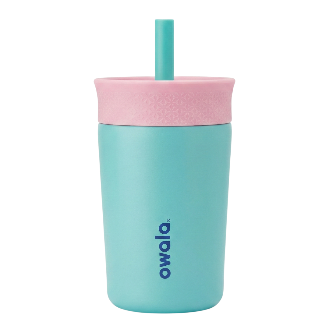 Vaso térmico infantil Owala de 12 onzas en color celeste. La tapa es de color rosa pastel con textura geométrica y cuenta con un popote (pajilla) de silicona en color celeste a juego con el cuerpo