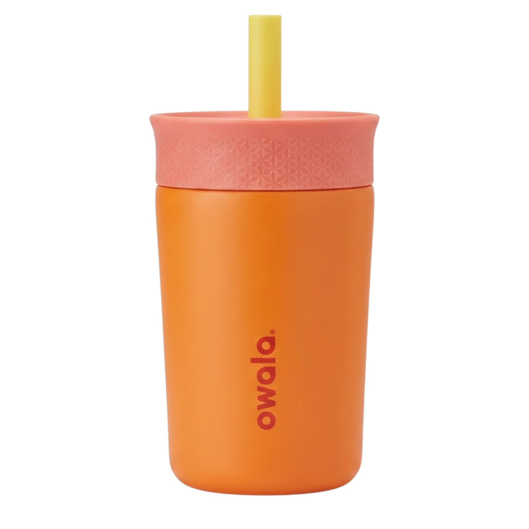 Vaso térmico infantil Owala de 12 onzas con cuerpo en color naranja. La tapa es de color coral con textura de patrón geométrico y un popote (pajilla) de silicona en color amarillo pastel