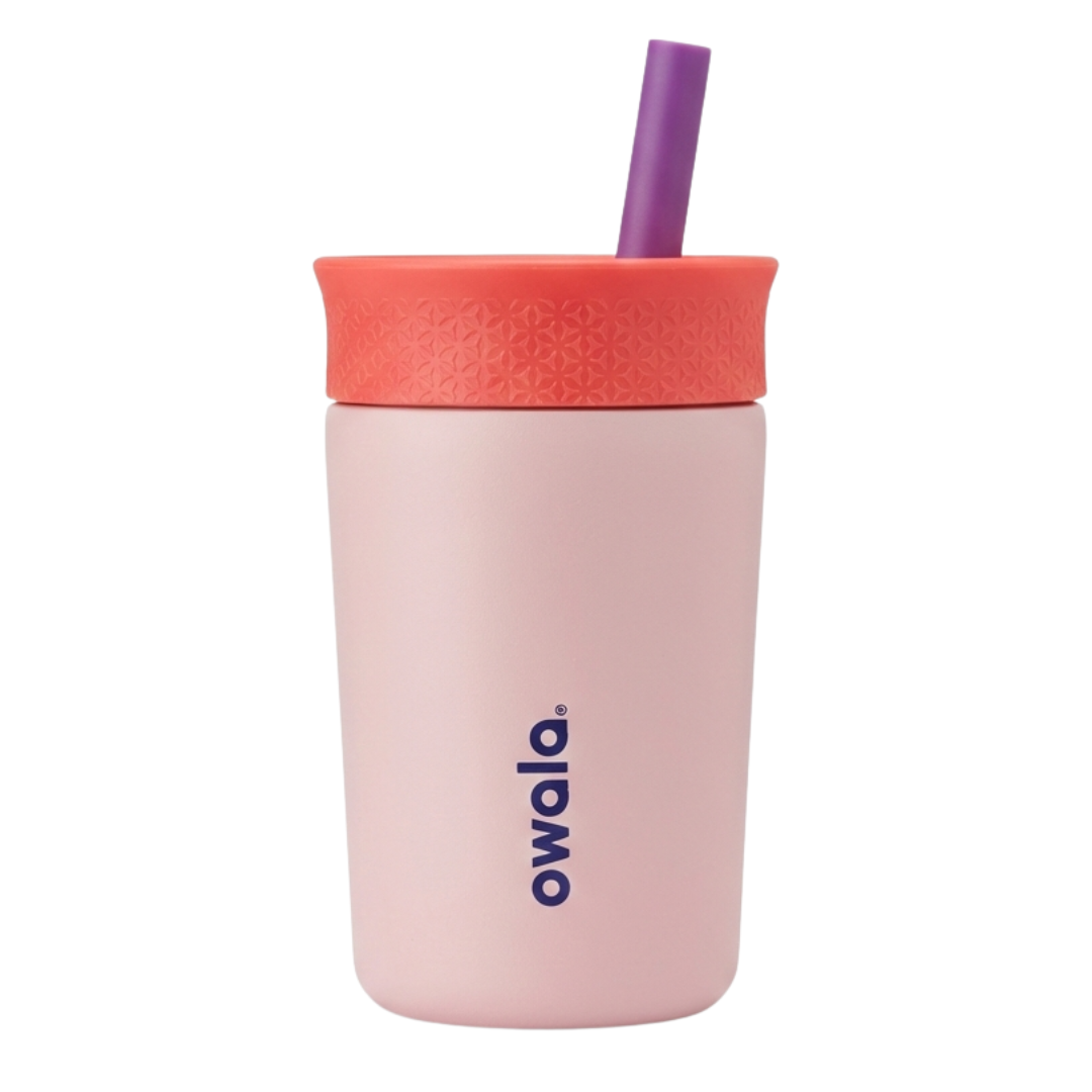 Vaso térmico para niños Owala de 12 onzas en color rosa pastel mate. Cuenta con una tapa de color coral con textura de patrón geométrico y un popote (pajilla) de silicona en color púrpura. Diseñado con aislamiento al vacío para mantener las bebidas frías y una base resistente.