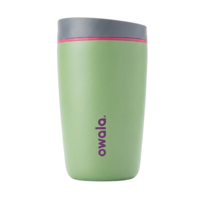 Vaso térmico pequeño Owala SmoothSip de 12 onzas en color verde olivo claro (Willow). Presenta una tapa gris oscuro con una línea decorativa en color magenta y el logotipo de Owala en púrpura. Fabricado en acero inoxidable con aislamiento al vacío.