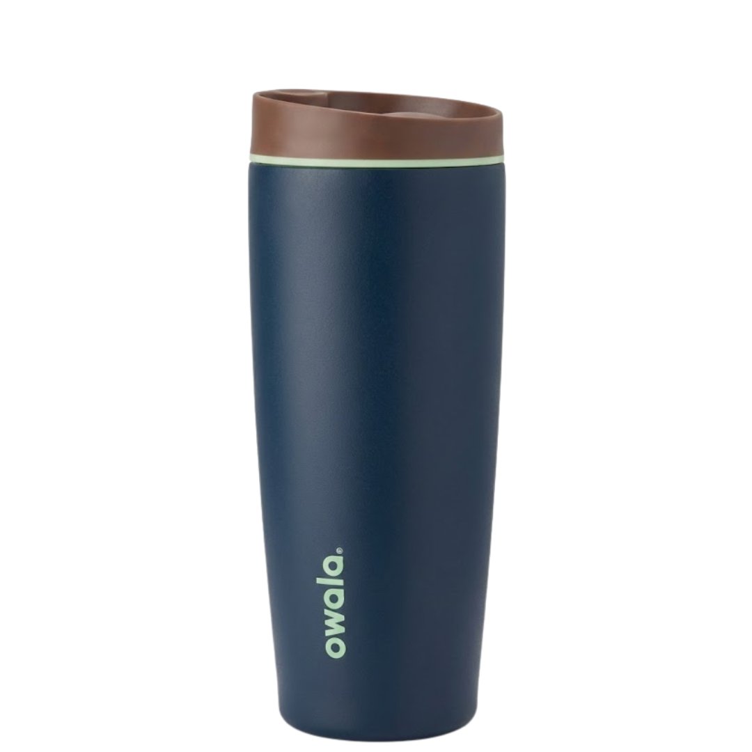 Azul marinoVaso térmico de 20 onzas modelo Owala SmoothSip en color azul marino mate (Blueberry Chills). Presenta una tapa en color café oscuro (marrón) con una línea delgada en color verde menta pálido. Logotipo de Owala en verde menta de forma vertical en la base.